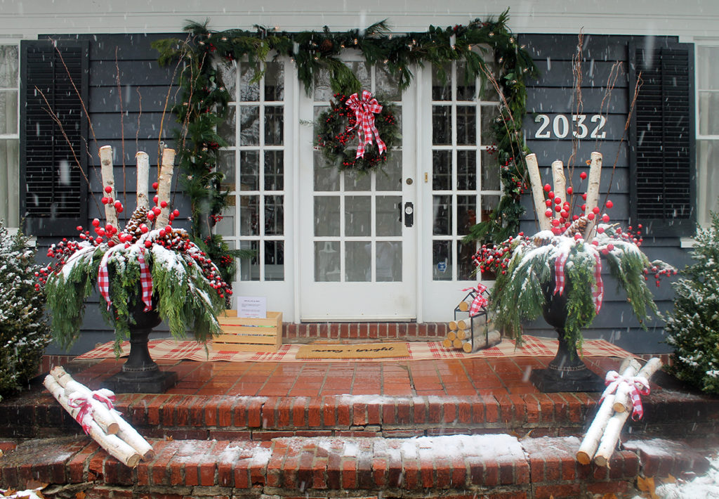 holiday front door decor | polka dots and picket fences